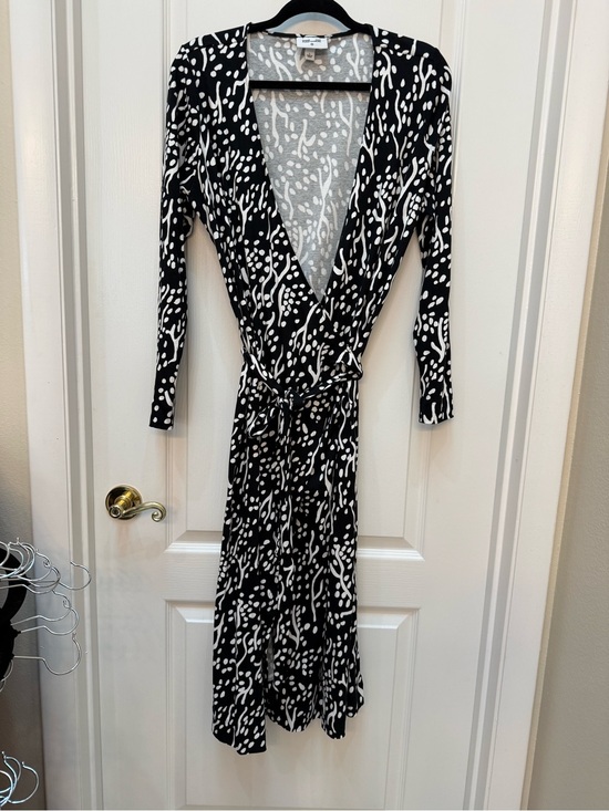 Diane Von Furstenberg Dresses & Skirts - Diane Von Furstenberg (For Target) Black and White Printed Wrap Dress